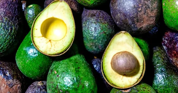 Plusieurs avocats fruits mûr dans un supermarché