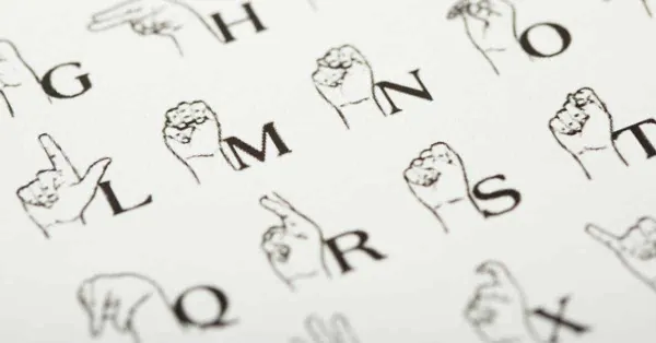 « Ça arrive que les vendeurs paniquent ! » : la place de la langue des signes en grande distribution