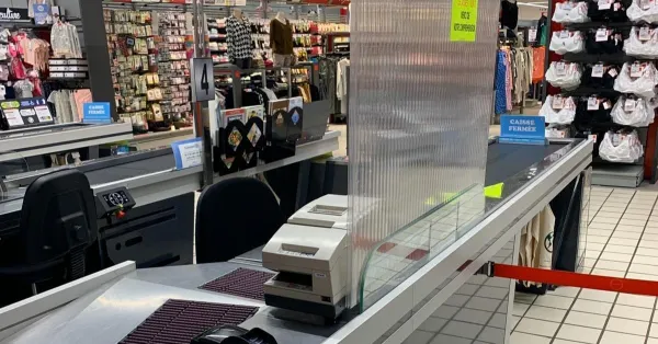 Fausse bonne idée : les vitres en plexiglas dans les commerces ne seraient pas efficaces