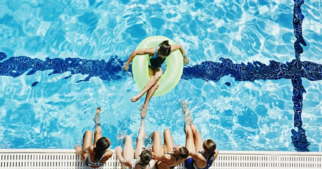 ¿Se puede privar del uso de la piscina a un propietario moroso?