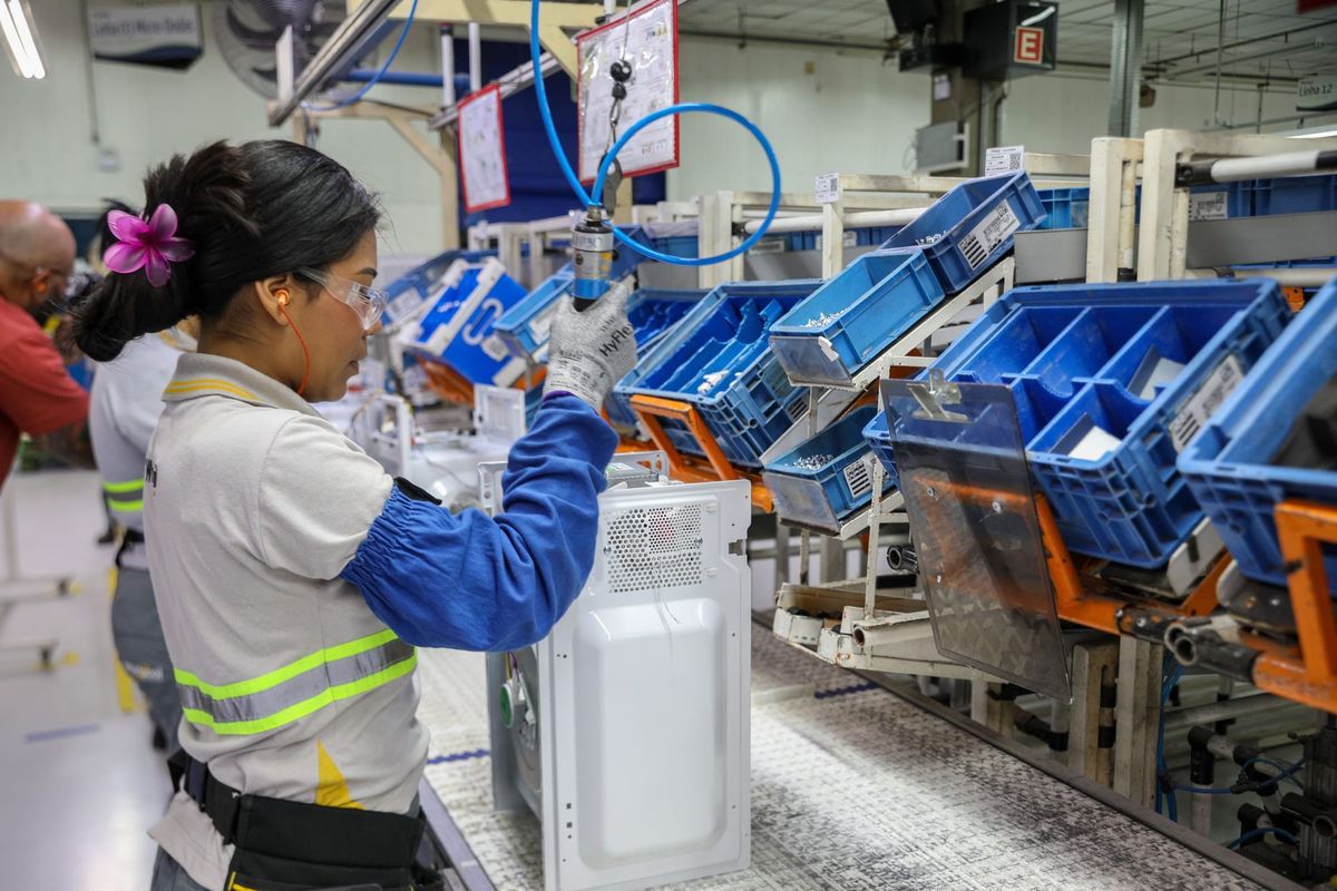 Linha de produção de micro-ondas na Whirlpool, em Manaus