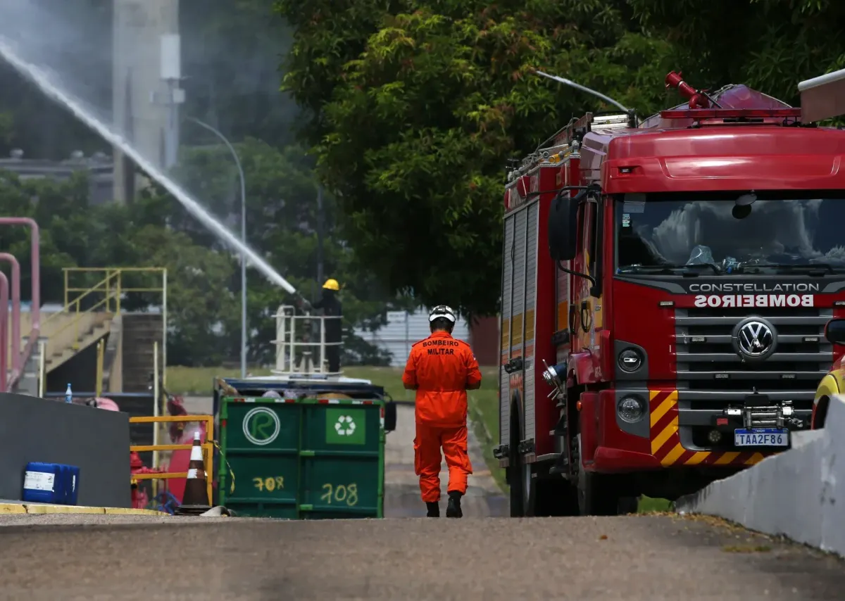 Bombeiros militares atuam no resfriamento do tanque afetado pelo vazamento de estireno na fábrica da Innova, em Manaus