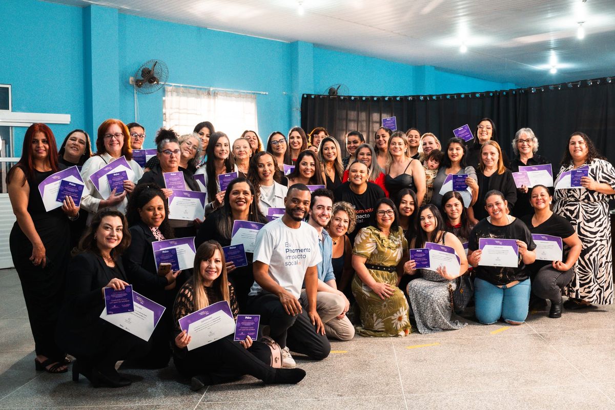 Mães empreendedoras participam de evento em Curitiba, com a marca Philco ao fundo