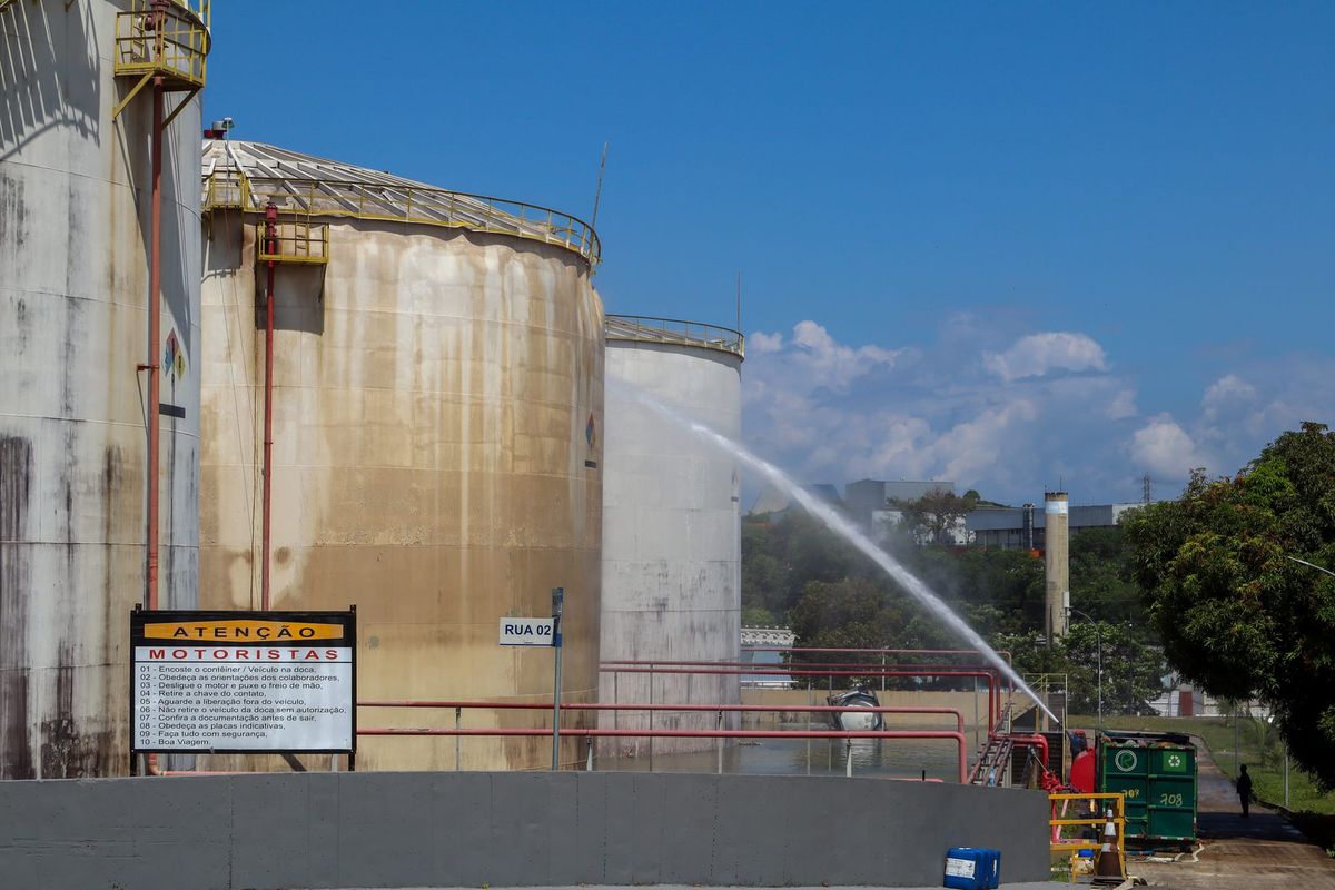 Corpo de Bombeiros segue atuando para estancar vazamento de estireno no Distrito Industrial
