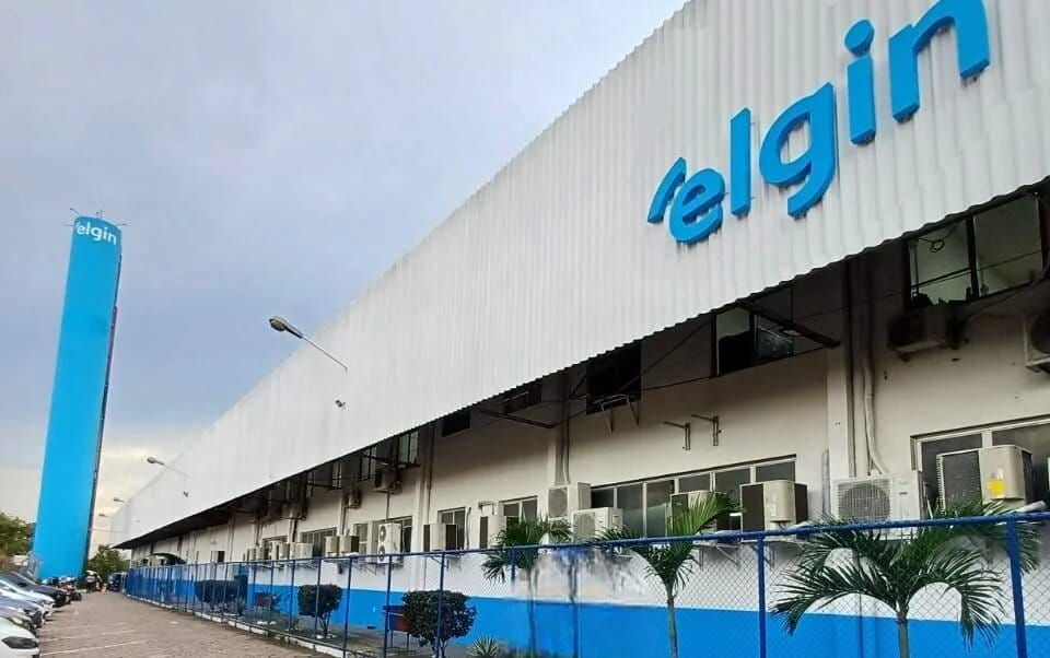 Vista aérea de uma fábrica no Distrito Industrial de Manaus, com galpões e estacionamentos