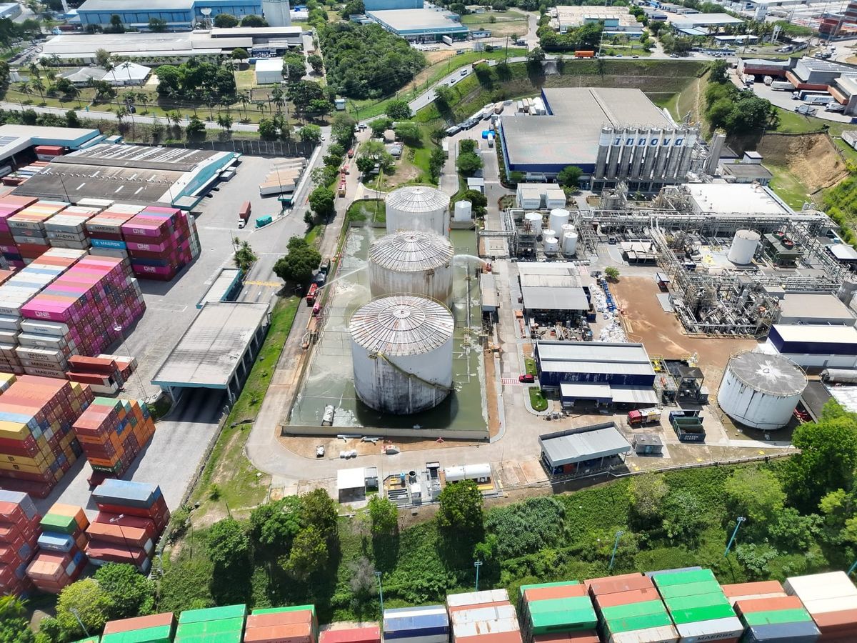 Drone sobrevoa área industrial para monitorar vazamento de gás estireno da Innova, em Manaus