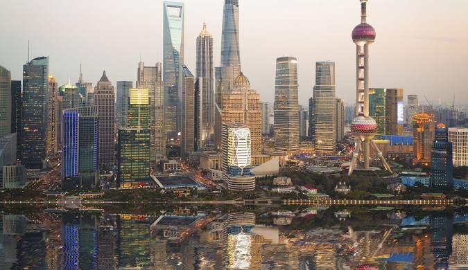 Vista aérea de Xangai, China, com arranha-céus e rio