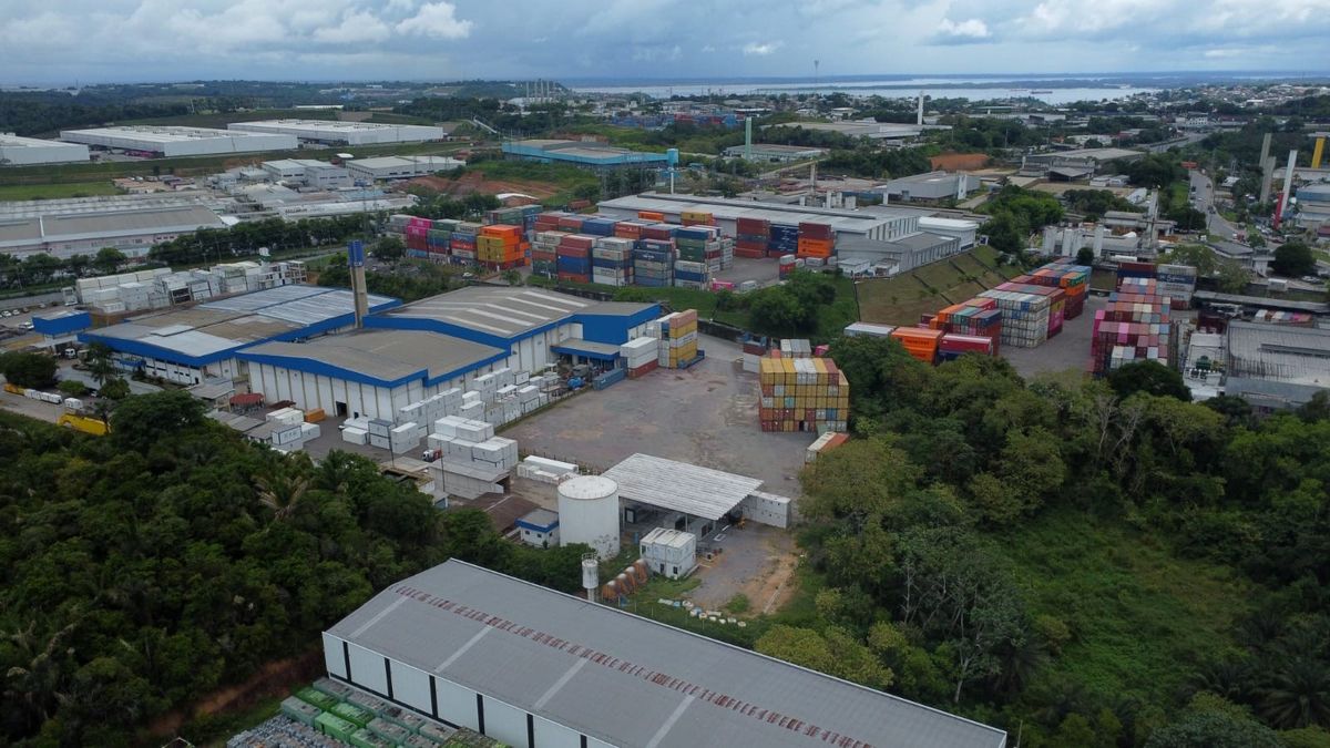 Linha de montagem de motocicletas em uma fábrica do Polo Industrial de Manaus, com trabalhadores e máquinas
