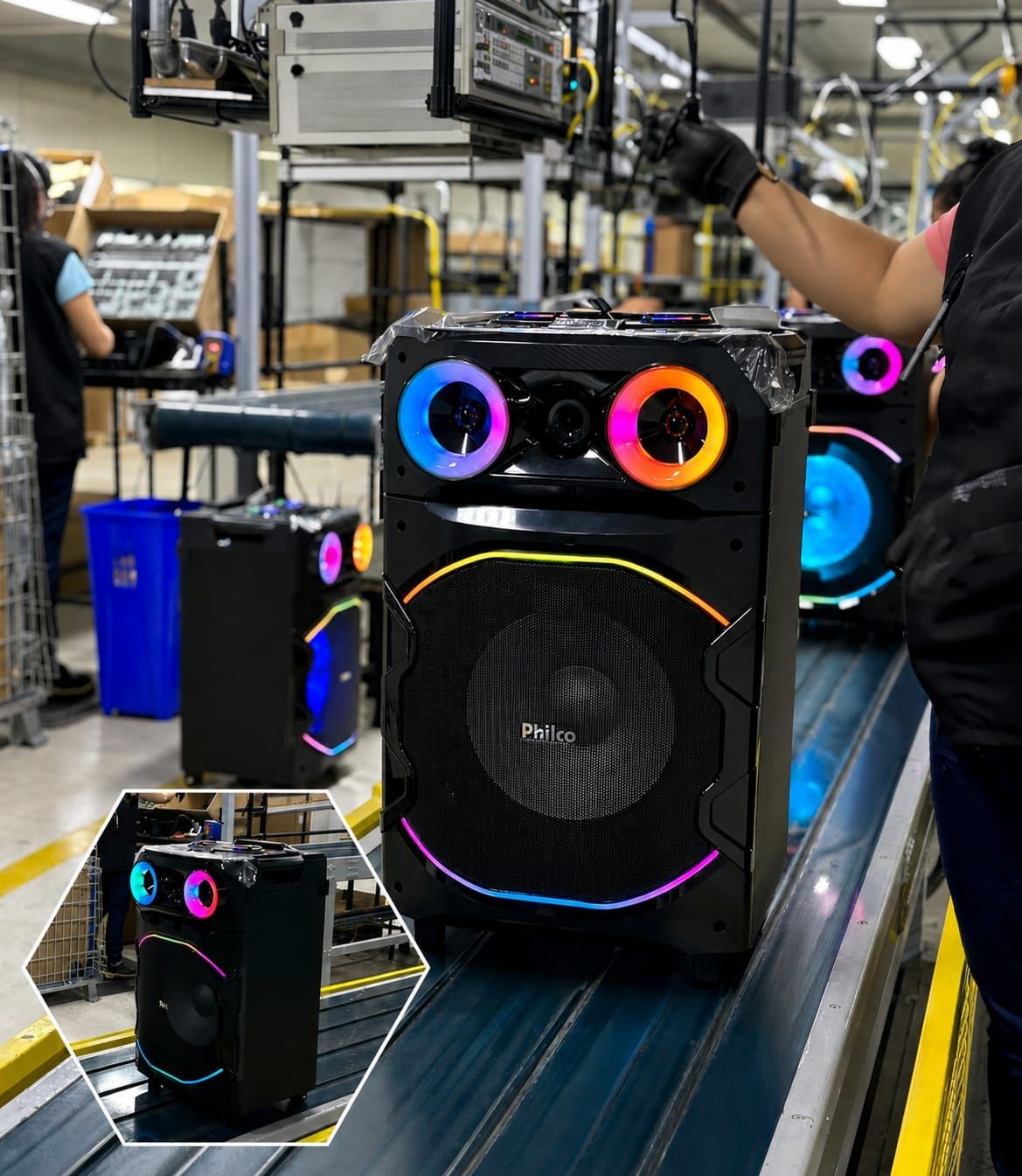 Caixa de som Philco Extreme PCX7300 com luzes coloridas e alça retrátil, em ambiente escuro