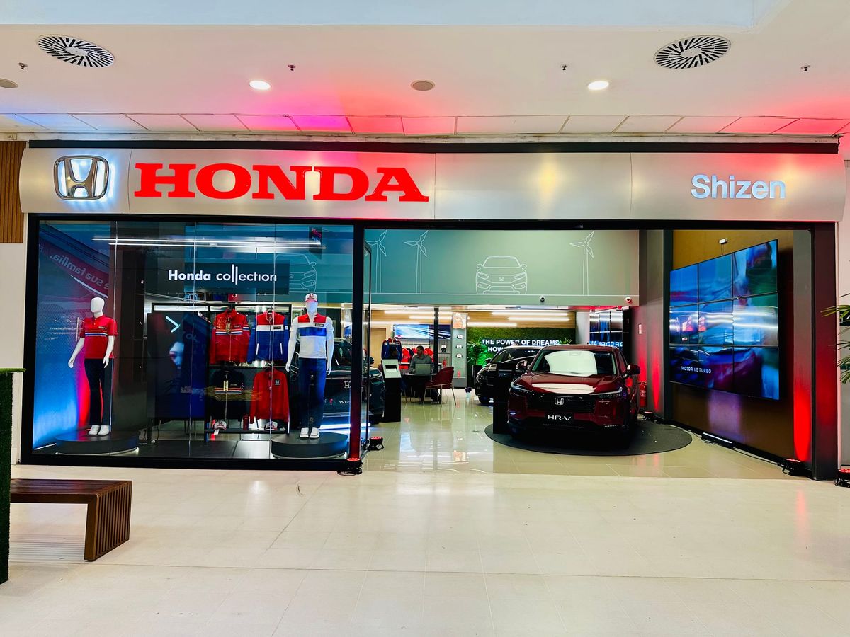 Fachada da concessionária Shizen Veículos, da Honda, em Manaus, com carros estacionados
