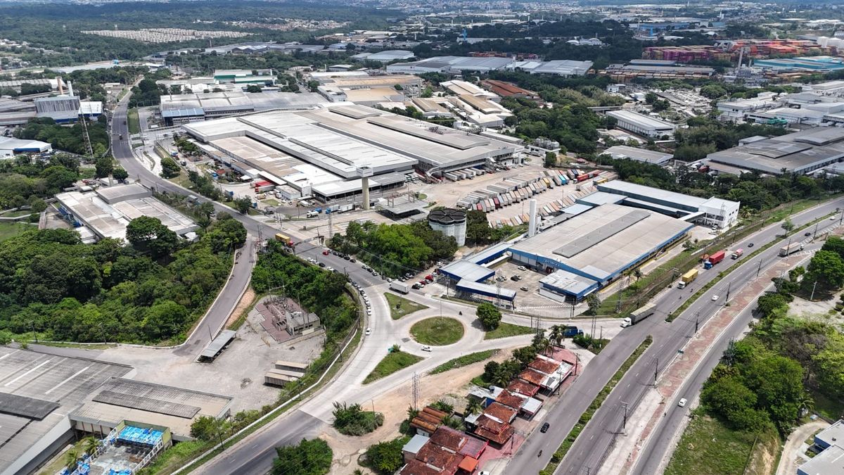 Vista aérea de uma área industrial com galpões e fábricas, representando o Polo Industrial de Manaus