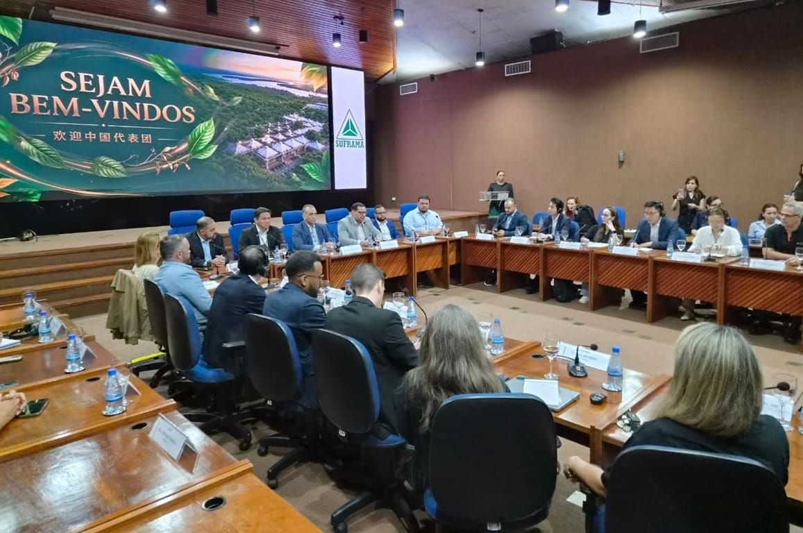 Mesa de reunião com executivos da Suframa, Cieam e representantes das montadoras chinesas BYD, Chery, GWM e Geely em Manaus