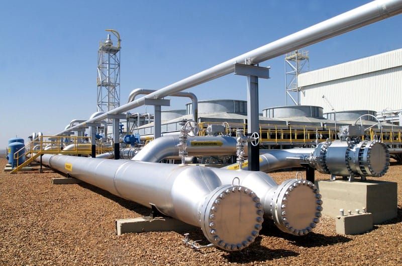 Tubulações de gás natural em uma instalação industrial, com válvulas e medidores visíveis