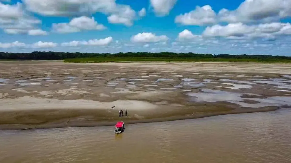 Rio Madeira, na Bacia Amazônica, com nível de água baixo e bancos de areia visíveis