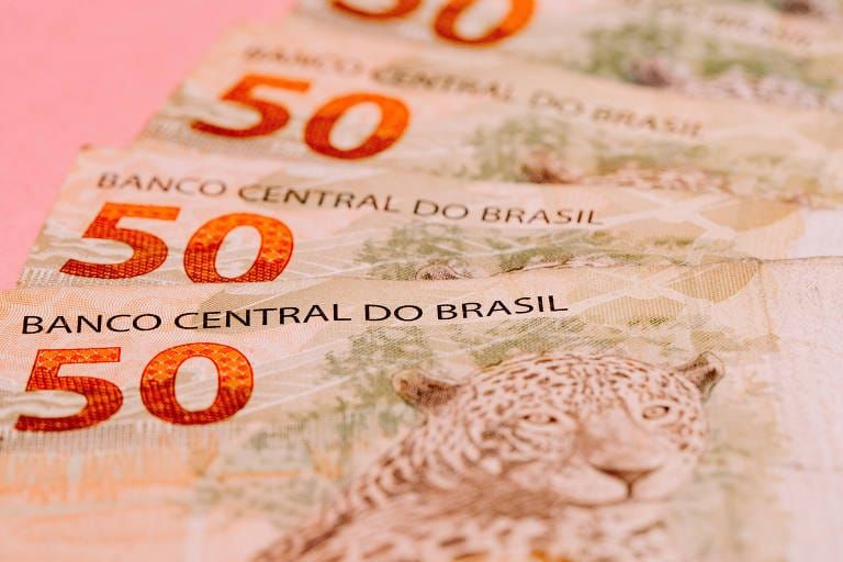 Notas de cinquenta reais com a imagem da onça-pintada e o texto "Banco Central do Brasil