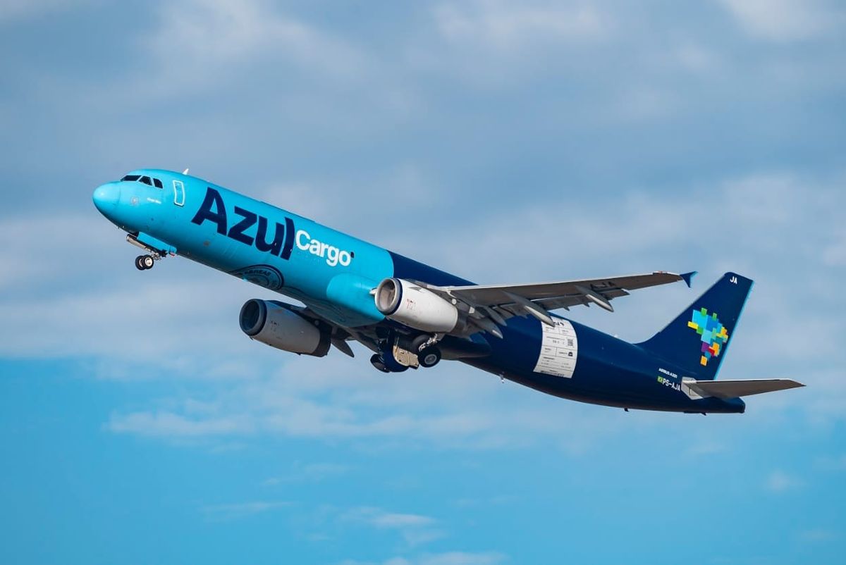 Aeronave cargueira Airbus A321P2F da Azul Logística em pátio de aeroporto, com rampa de carga aberta