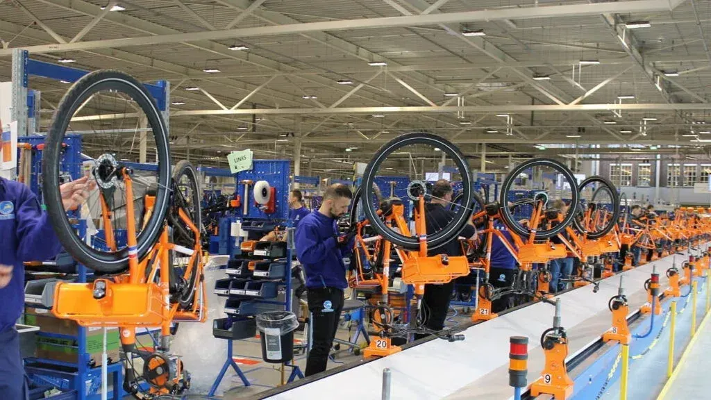 Linha de montagem de bicicletas elétricas em uma fábrica do Polo Industrial de Manaus (PIM)