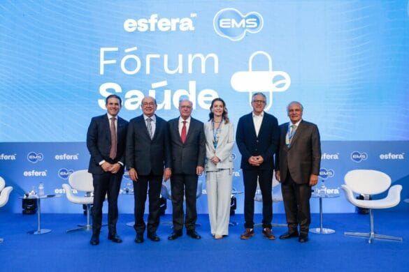Geraldo Alckmin e representantes da Esfera Brasil e EMS posam para foto no palco do Fórum Saúde, em Brasília.