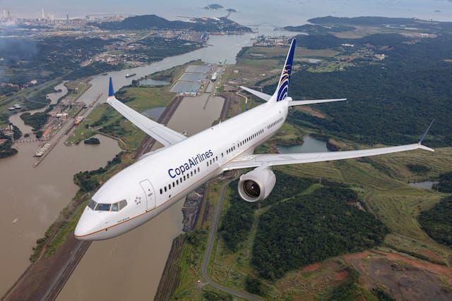 Aeronave Boeing 737 MAX da Copa Airlines decolando em um aeroporto, com o céu azul ao fundo