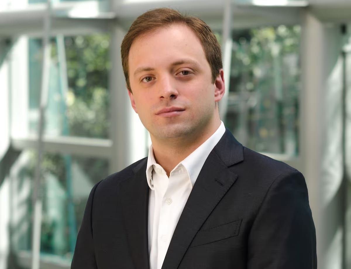Wesley Batista Filho, futuro CEO global da JBS, sorrindo e olhando para o lado