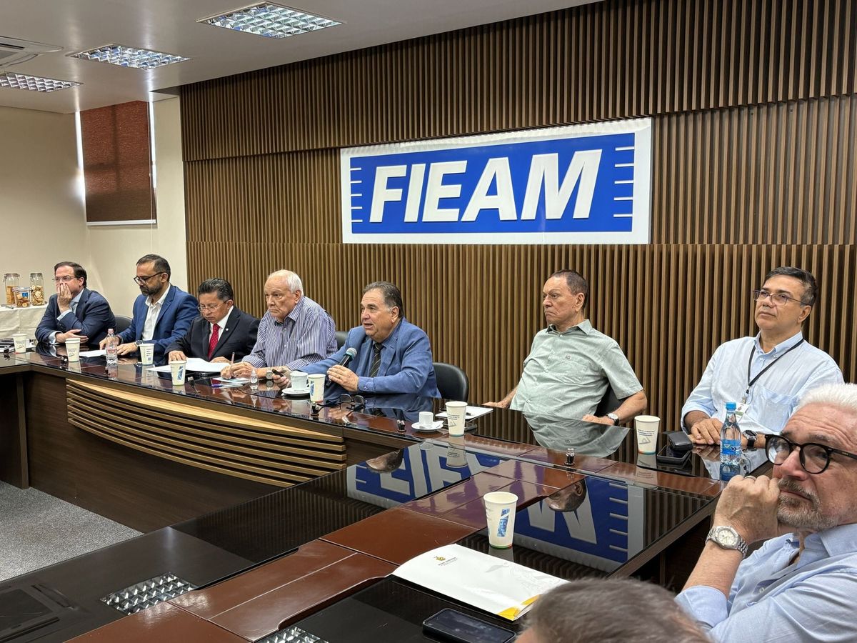 Presidente da Fieam, Antonio Silva, em reunião com representantes do legislativo, governo e setor de águas