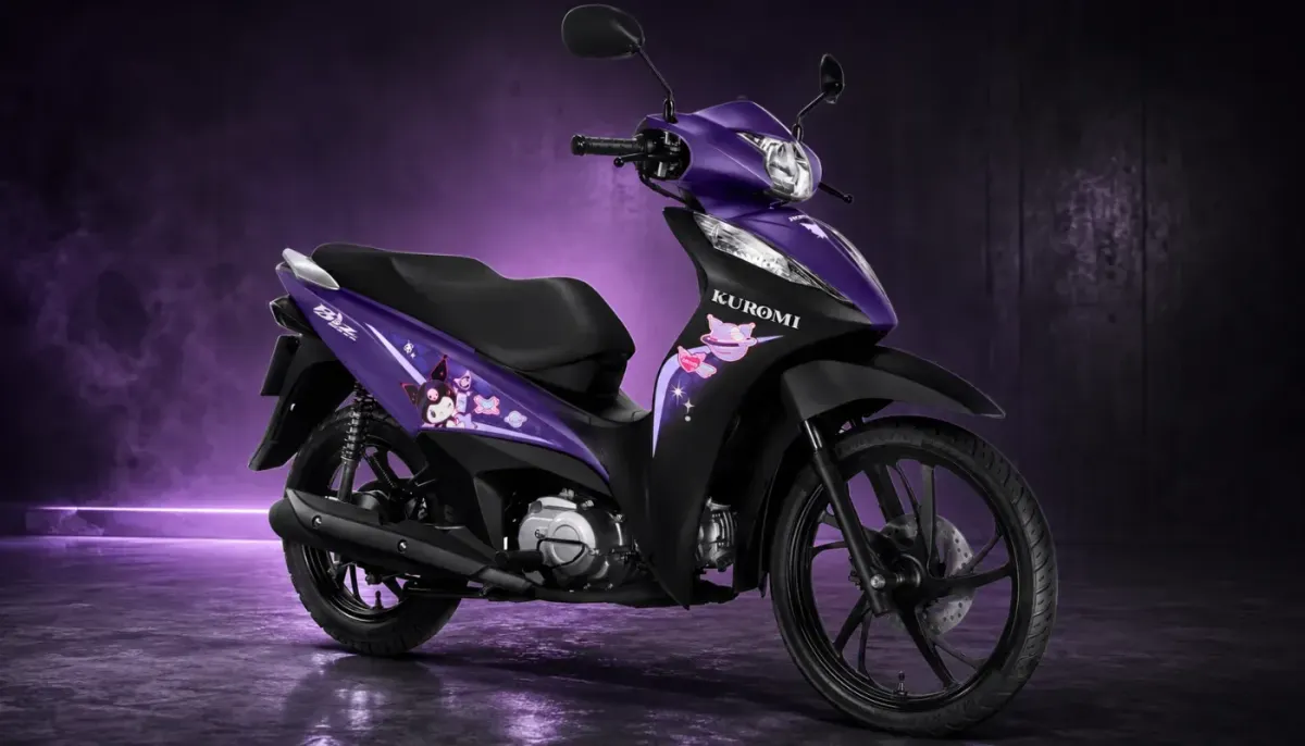 Motocicleta Honda Biz 125 EX Kuromi roxa e preta, com grafismos da personagem, estacionada em um ambiente com iluminação roxa