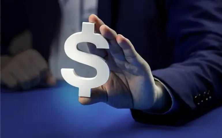 Pessoa segurando uma calculadora com notas de dinheiro ao fundo, simbolizando a Reforma Tributária