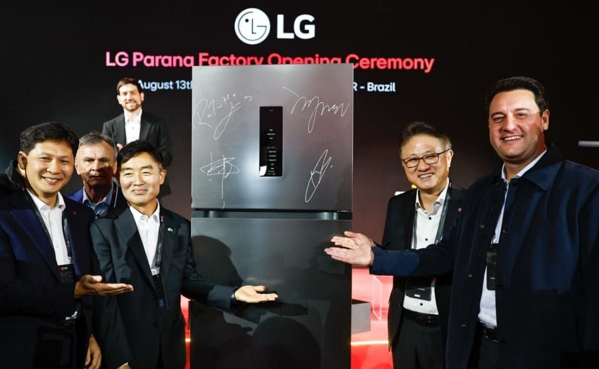 Linha de produção de refrigeradores na nova fábrica da LG em Fazenda Rio Grande, Paraná