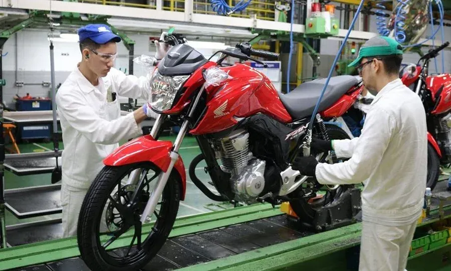 Linha de montagem de motocicletas em uma fábrica do Polo Industrial de Manaus