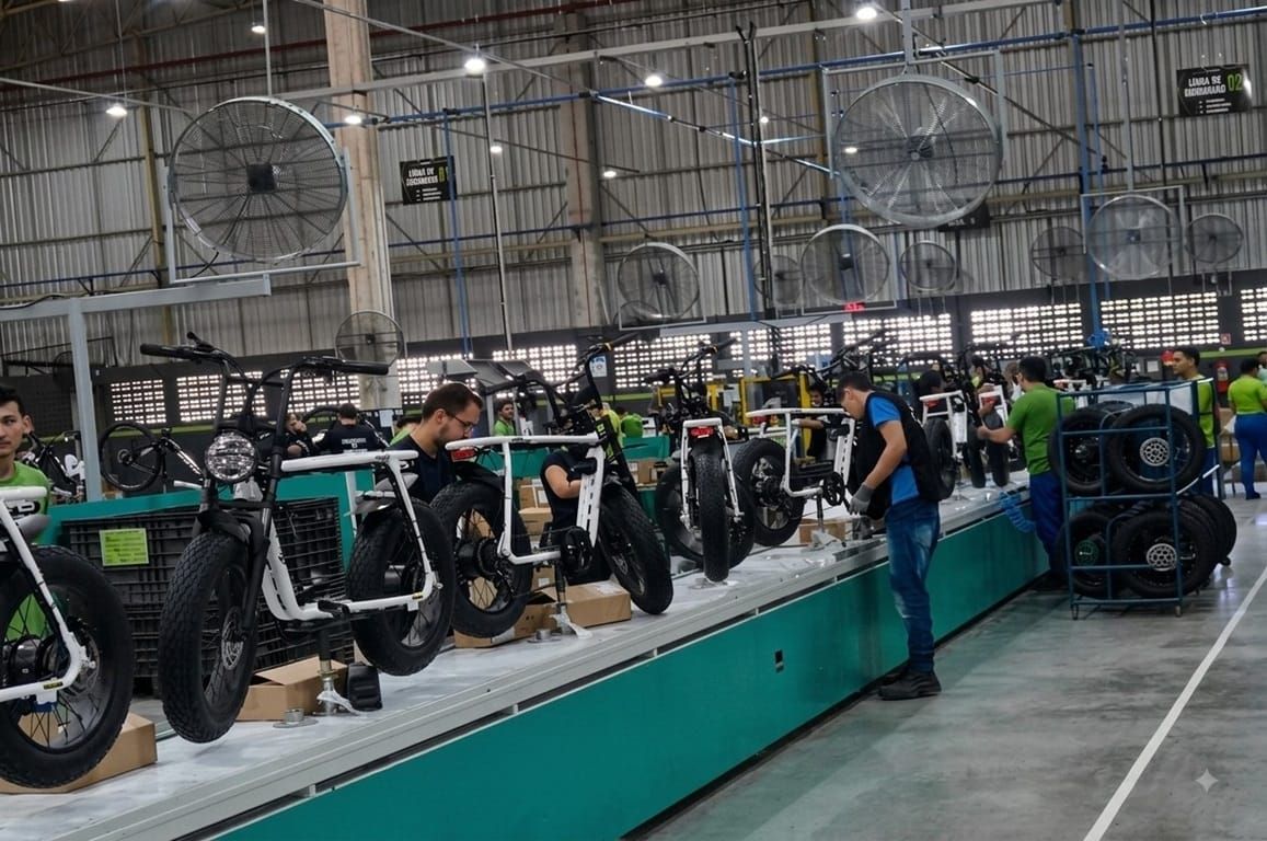 Linha de montagem da OX Bike em Manaus, com funcionários trabalhando na produção de bicicletas