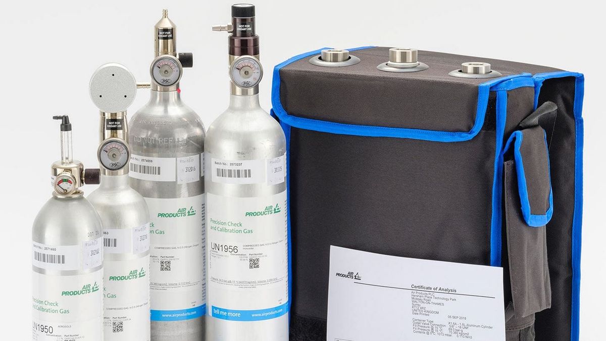 Homem usando um detector de gases portátil em um ambiente industrial, realizando um teste de verificação funcional.
