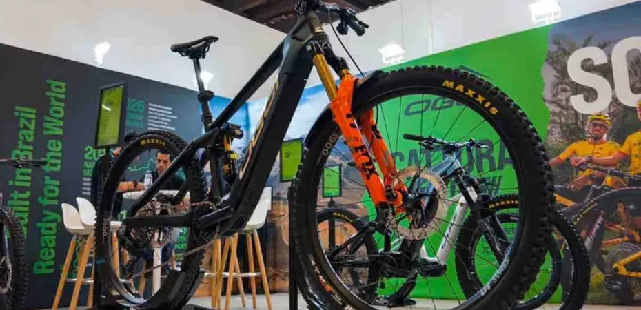 Bicicleta elétrica Oggi Potenza PRO 2027 preta com detalhes laranja e pneus Maxxis em exposição no Shimano Fest, em São Paulo