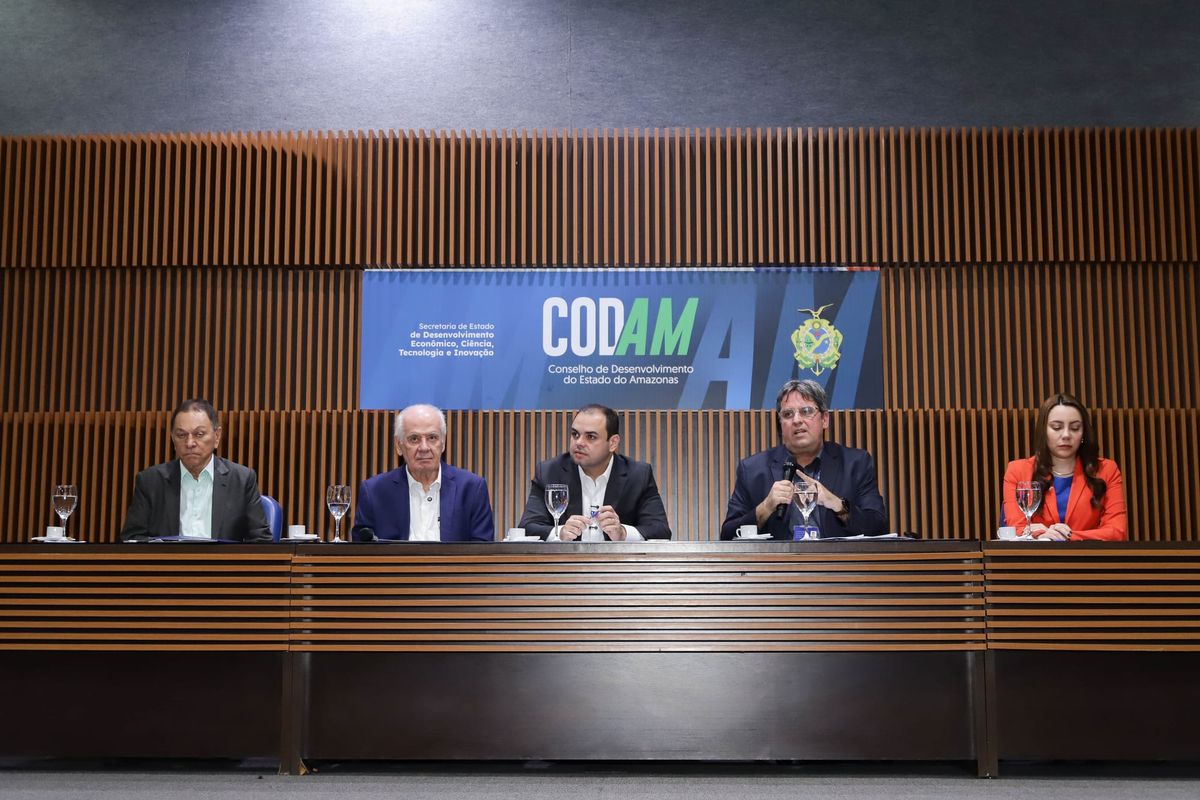 Cinco autoridades sentadas à mesa durante a 321ª reunião ordinária do Codam, em Manaus.