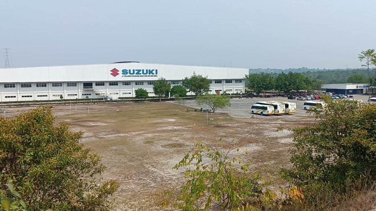 Linha de montagem de motocicletas na fábrica da Suzuki em Manaus, com trabalhadores em suas funções