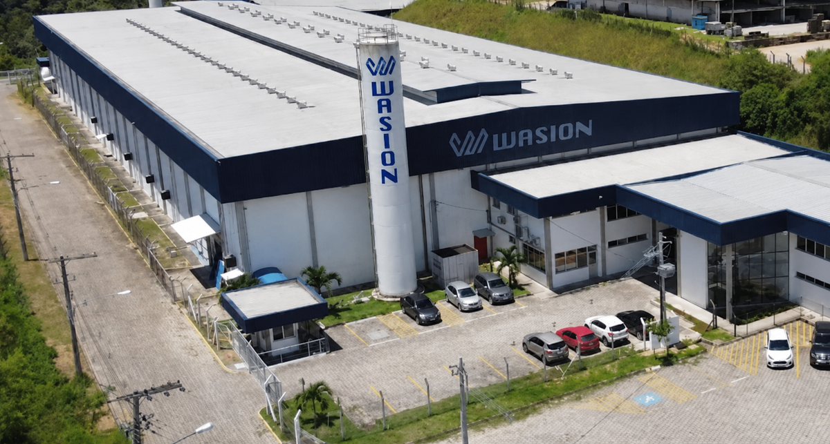 Linhas de montagem e medidores inteligentes sendo produzidos na fábrica da Wasion em Manaus