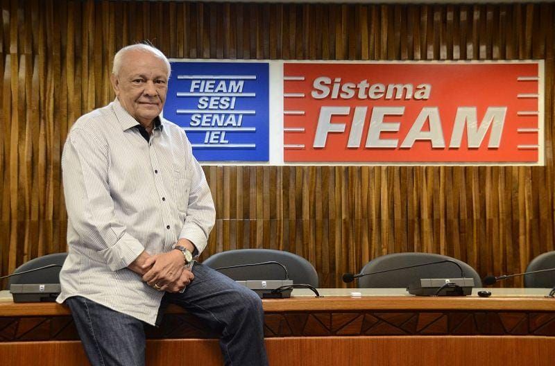 Presidente da Fieam, Antonio Silva, em ambiente formal de escritório