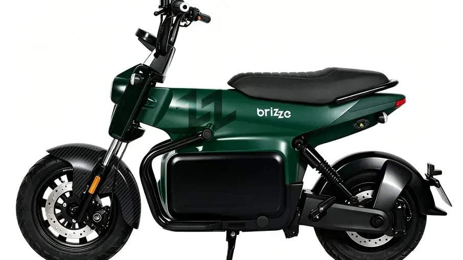 Motos elétricas Brizze em tom verde escuro, com detalhes em preto, expostas em um evento.