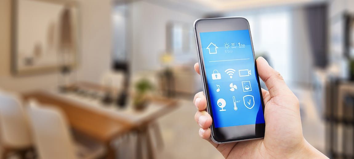Dispositivos de casa inteligente, como lâmpadas e assistente de voz, em um ambiente moderno