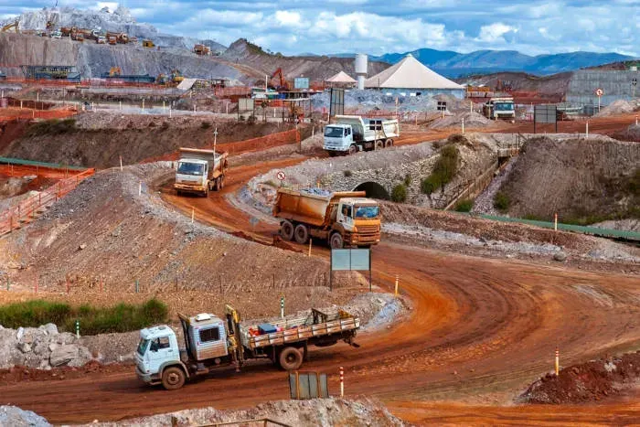 Minerais críticos em diferentes formatos e cores, representando a diversidade de recursos minerais