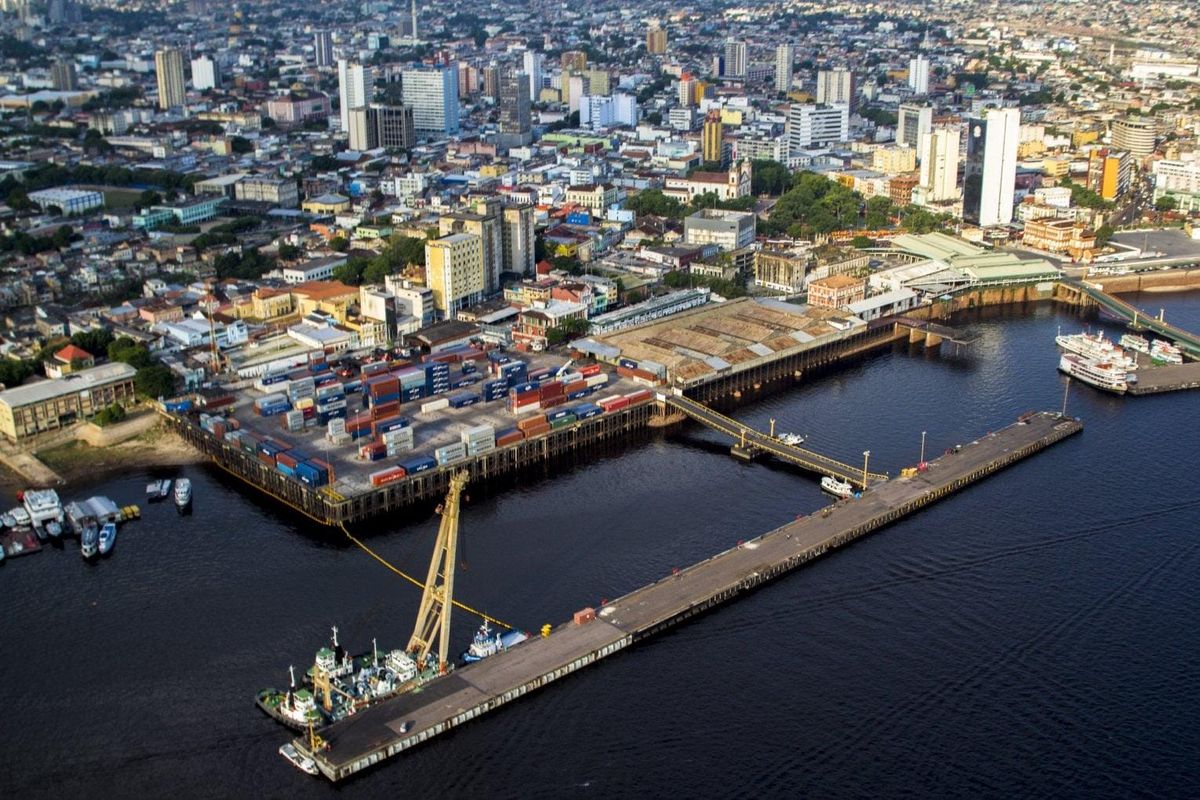 Contêineres empilhados no terminal do Super Terminais, em Manaus
