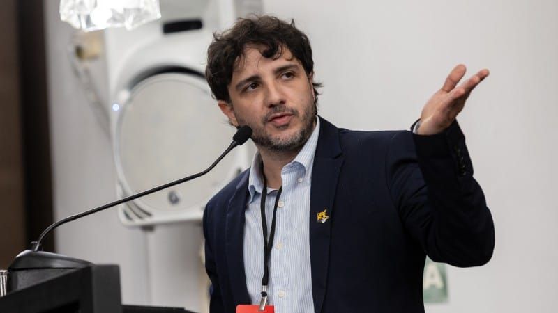 Renan Santos, pré-candidato à Presidência, em sabatina, falando sobre incentivos fiscais e a Zona Franca de Manaus