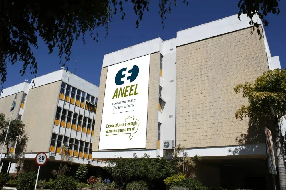 Fachada do edifício sede da Agência Nacional de Energia Elétrica (Aneel), em Brasília, com o logotipo da instituição.