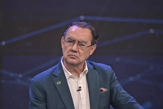 O candidato à Presidência Augusto Cury, usando óculos e paletó azul, durante participação em evento.
