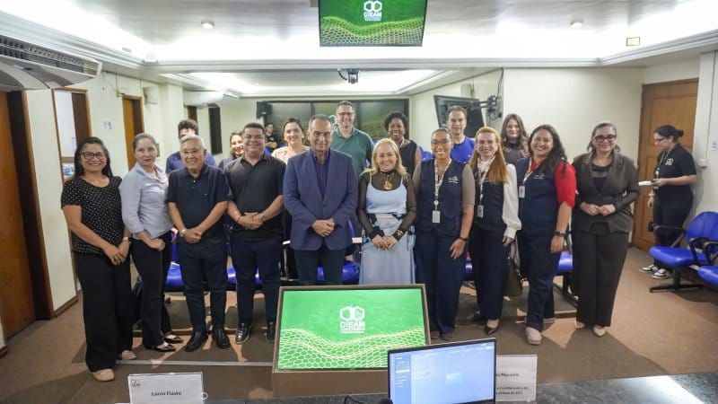 Integrantes da Comissão de ESG do Cieam reunidos em sala de reuniões com telas exibindo a logomarca da entidade em Manaus.