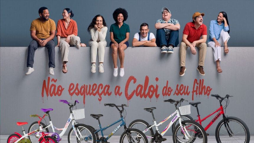 Adultos sentados em um muro acima da frase Não esqueça a Caloi do seu filho, com bicicletas infantis posicionadas à frente.