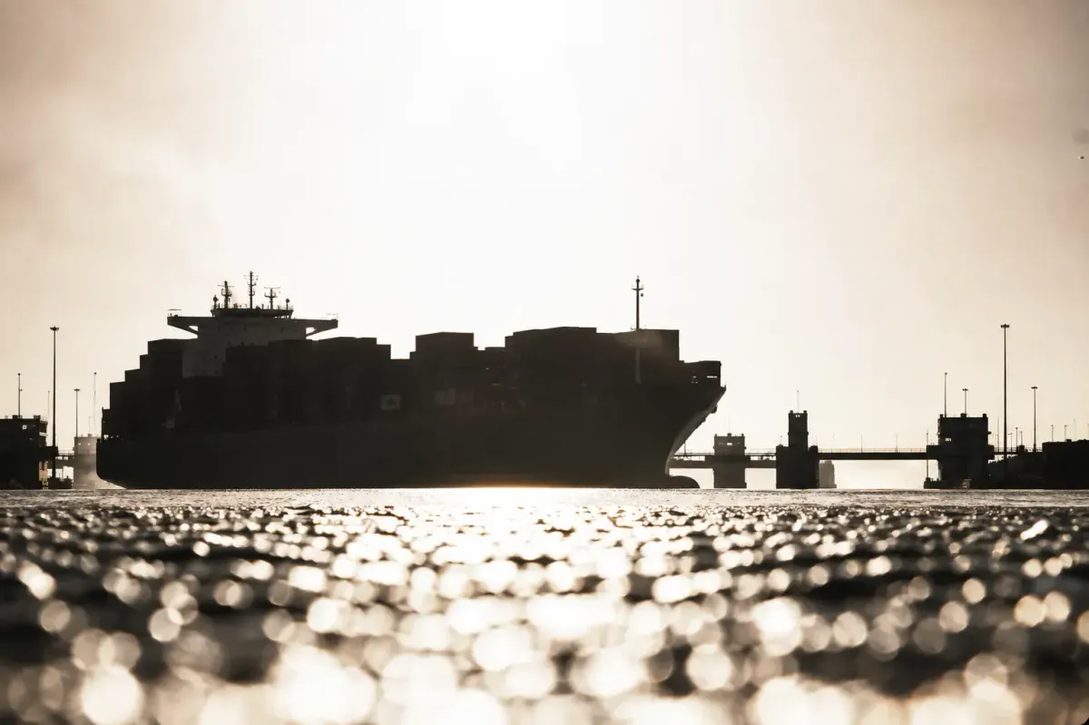 Canal do Panamá altera sistema de reservas enquanto reduz trânsito de navios