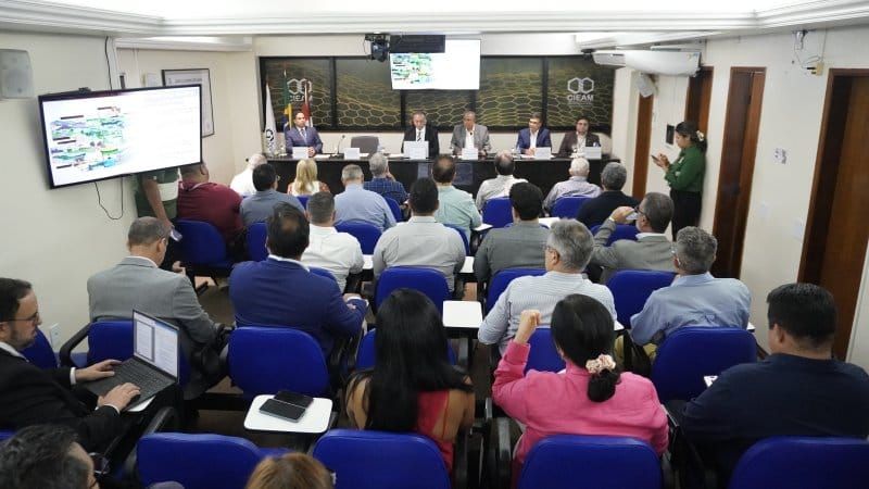 Auditório com público assistindo a uma mesa composta por cinco palestrantes sob o logotipo do Cieam, em Manaus.