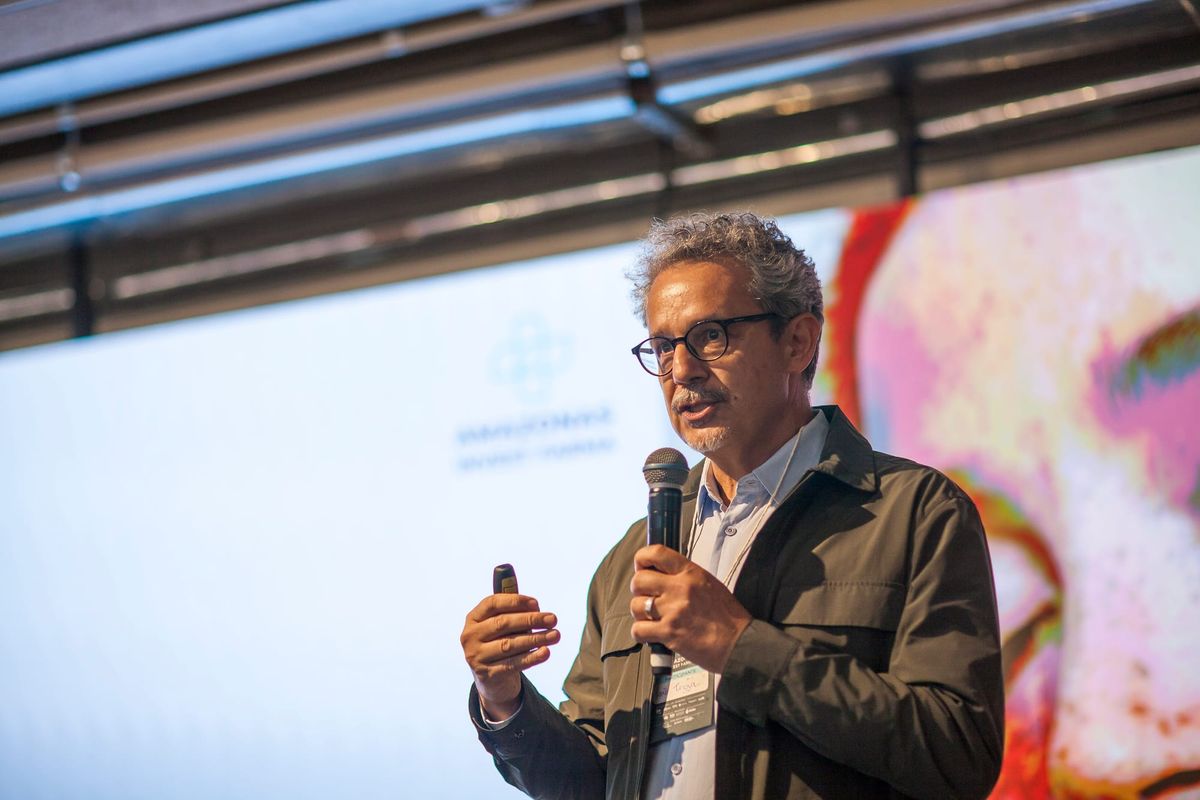 João Batista Tezza Neto, CEO da Darvore, fala ao microfone durante o evento Amazonas Invest Farma em São Paulo.