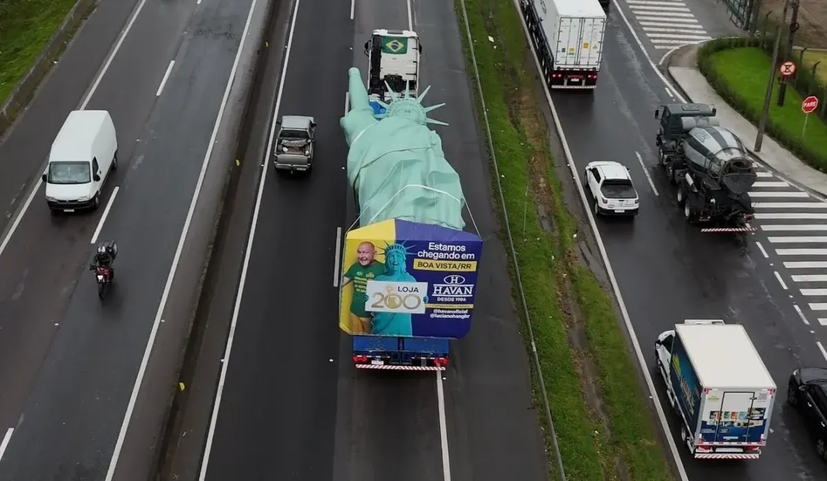Estátua da Havan vai percorrer o Rio Amazonas e passar por Manaus a caminho da 200ª megaloja, em Boa Vista