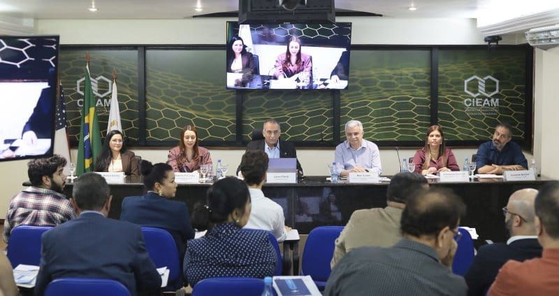Lideranças empresariais sentadas à mesa diretiva durante a 370ª Reunião Ordinária de Diretoria do Cieam, em Manaus.